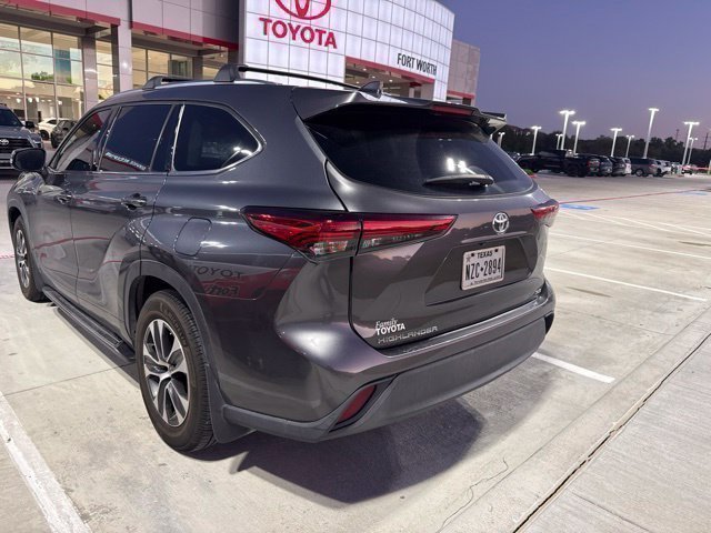 Used 2020 Toyota Highlander XLE FWD image 3