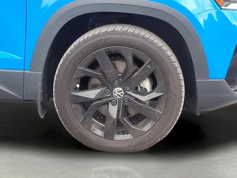 Used 2024 Volkswagen Taos SE w/ Panoramic Sunroof Package FWD image 8