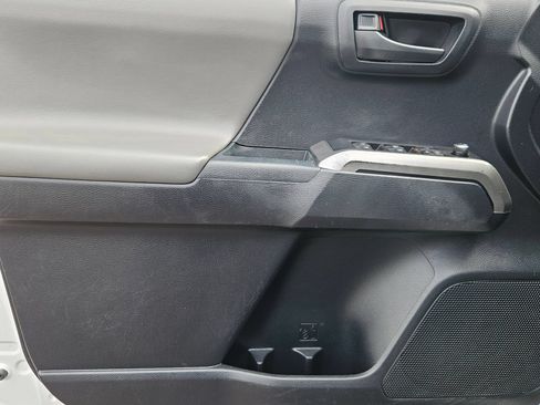 Used 2018 Toyota Tacoma SR5 AWD/4WD image 9