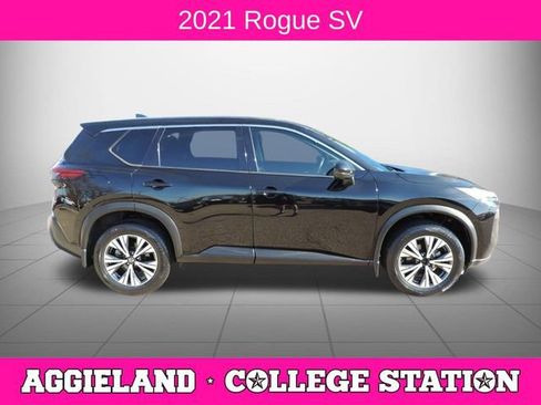 Used 2021 Nissan Rogue SV image 2