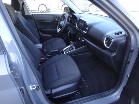 Used 2023 Hyundai Venue SE FWD image 13