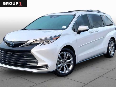Used 2023 Toyota Sienna Platinum FWD image 1