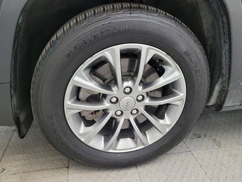 Used 2019 Jeep Cherokee Latitude Plus FWD image 31