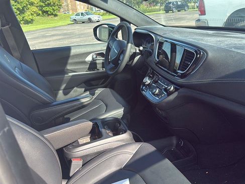 Used 2024 Chrysler Pacifica Touring-L w/ S Appearance Package FWD image 9