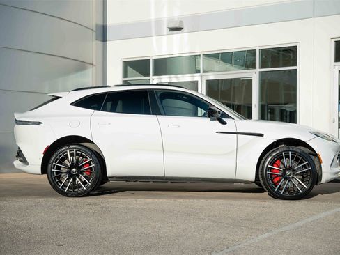 Used 2022 Aston Martin DBX image 6