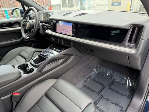 Used 2026 Porsche Cayenne AWD/4WD image 18