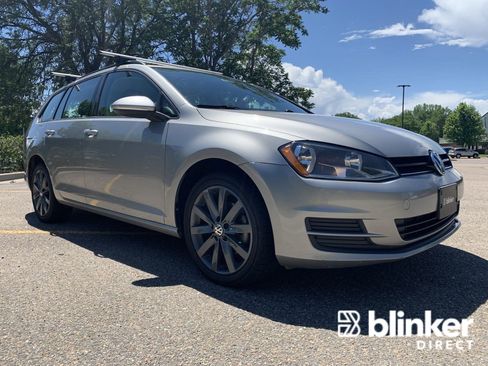 Used 2017 Volkswagen Golf S image 2