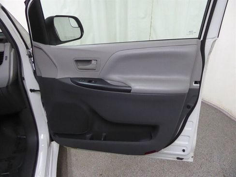 Used 2016 Toyota Sienna L image 22