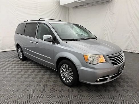 Used 2013 Chrysler Town & Country Touring-L w/ Driver Convenience Group FWD image 4