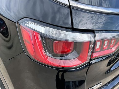 Used 2018 Jeep Compass Latitude FWD image 29