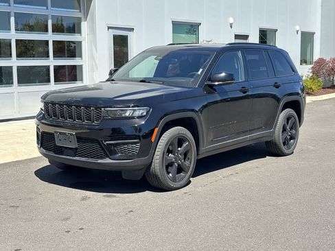 Used 2023 Jeep Grand Cherokee Altitude AWD/4WD image 1