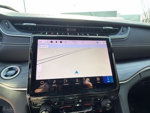 Used 2024 Jeep Grand Cherokee L Limited w/ Black Appearance Package image 33