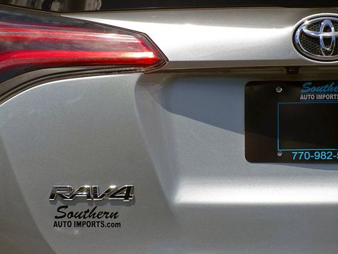 Used 2017 Toyota RAV4 XLE AWD/4WD image 16