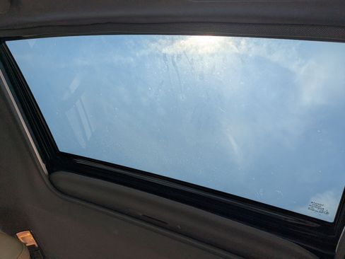 Used 2023 Toyota Sienna Limited image 22