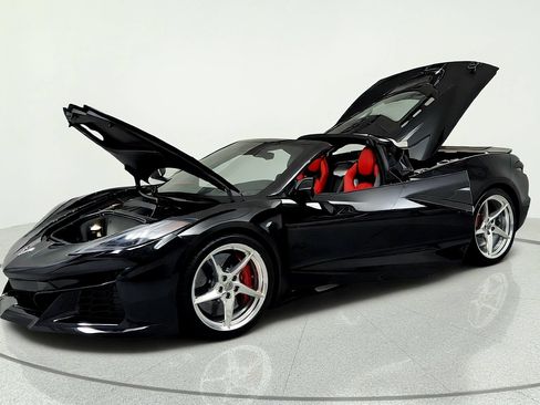 Used 2025 Chevrolet Corvette E-Ray w/ Chrome Exterior Badge Package AWD/4WD image 9