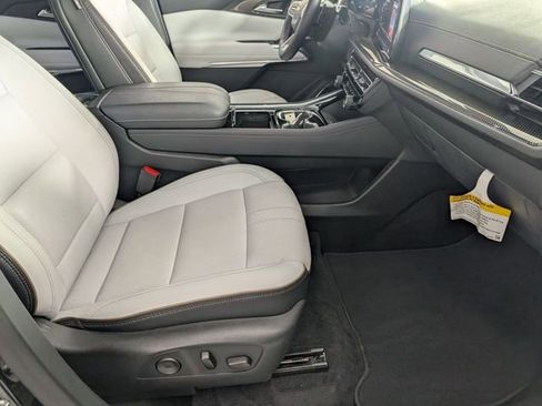 Used 2024 Chevrolet Traverse RS image 34