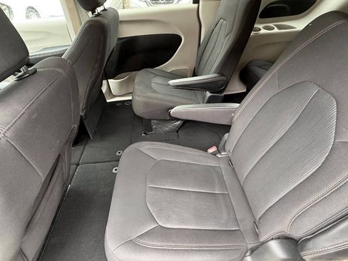 Used 2017 Chrysler Pacifica Touring FWD image 42