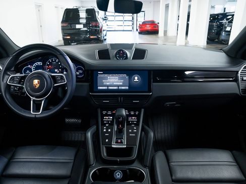 Used 2023 Porsche Cayenne w/ Premium Package image 9