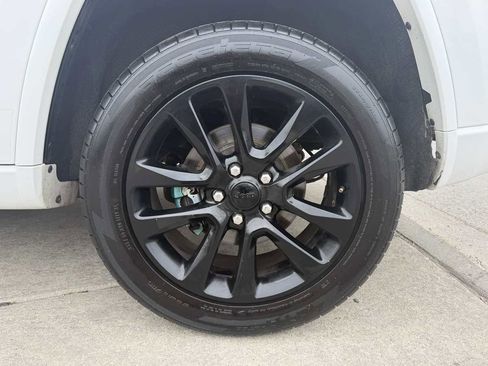 Used 2018 Jeep Grand Cherokee Altitude RWD image 9