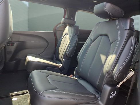 New 2026 Chrysler Pacifica Select FWD image 9