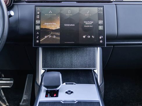 New 2026 Land Rover Range Rover Long Wheelbase SE image 13