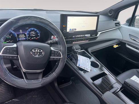New 2026 Toyota Sienna XSE image 10