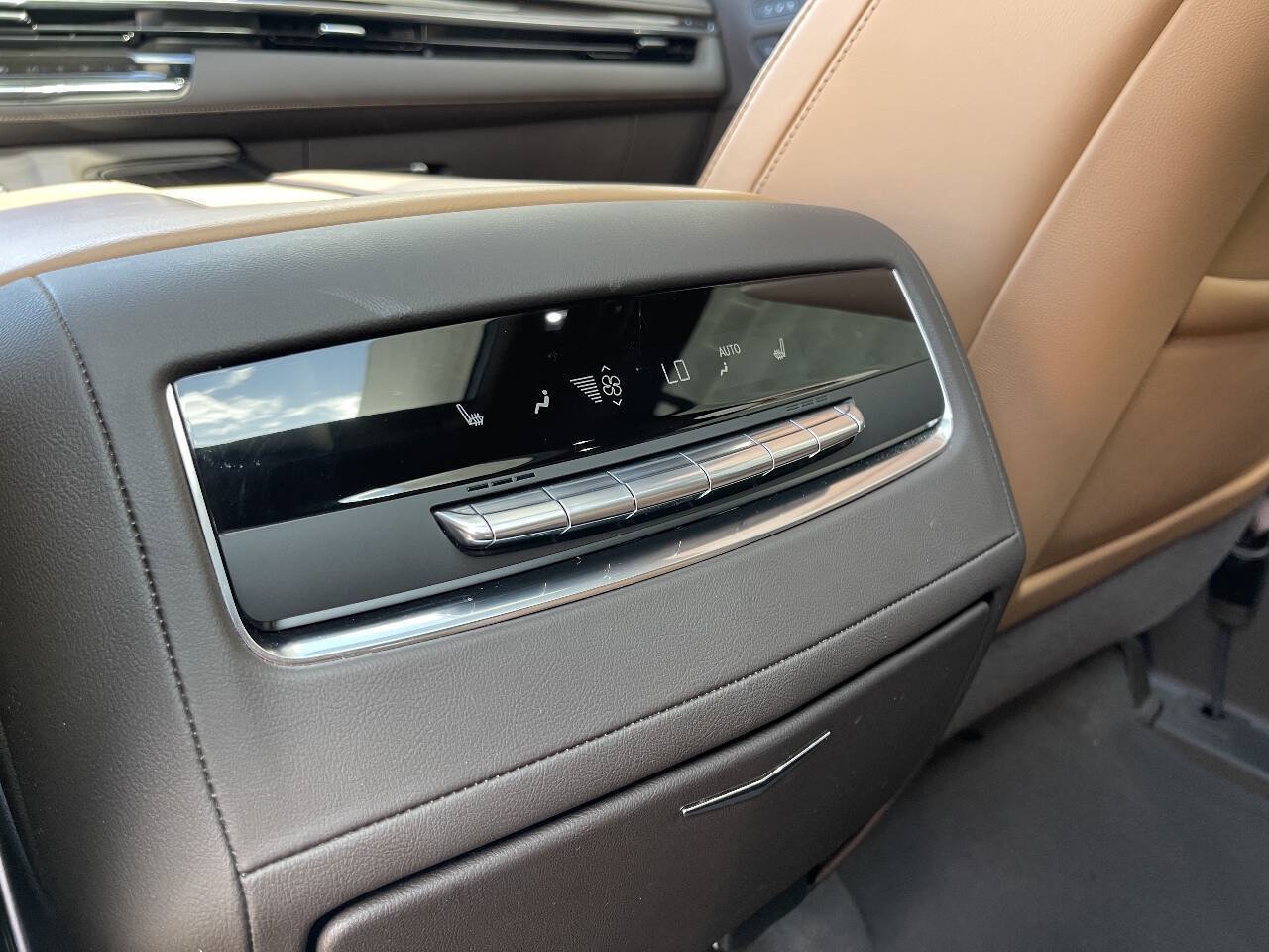 Used 2022 Cadillac Escalade Premium Luxury AWD/4WD image 16