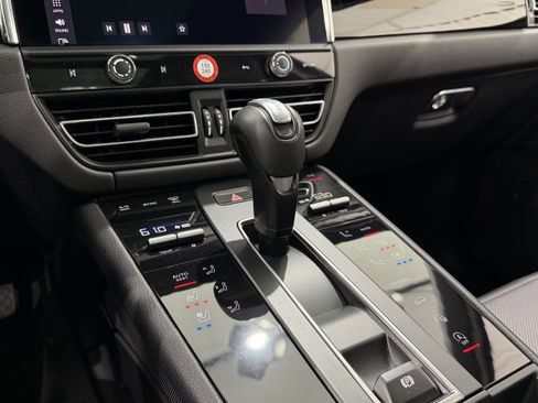 Certified 2025 Porsche Macan image 37
