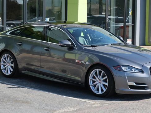 Used 2019 Jaguar XJ R-Sport image 3