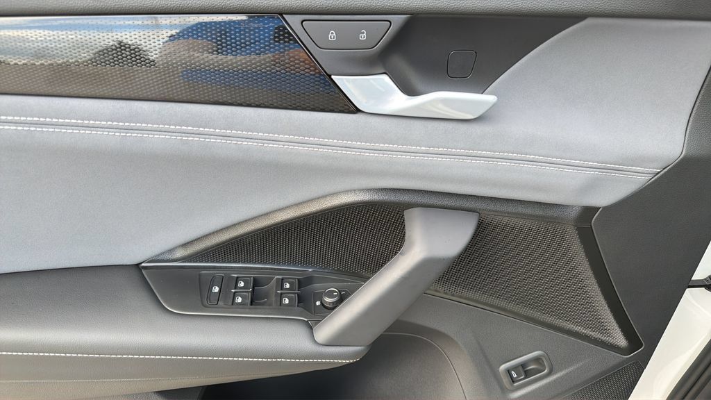 New 2026 Volkswagen Tiguan SE R-Line FWD image 21