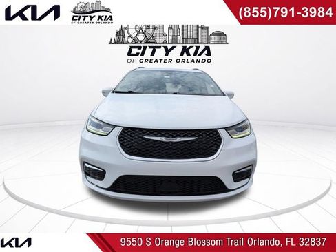 Used 2022 Chrysler Pacifica Touring-L w/ Uconnect Theater Family Group FWD image 9