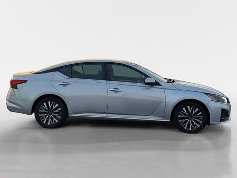 Used 2023 Nissan Altima 2.5 SV image 3