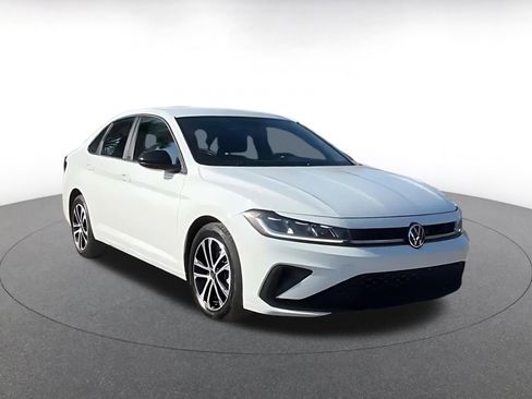 Used 2025 Volkswagen Jetta Sport image 2