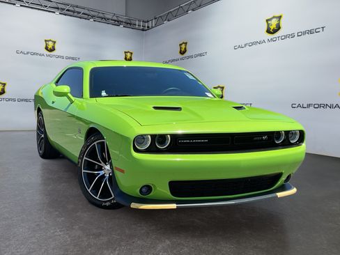 Used 2015 Dodge Challenger R/T Scat Pack w/ Leather Interior Group RWD image 3