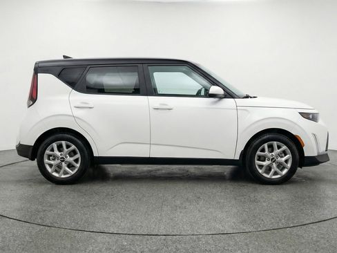 Used 2025 Kia Soul LX w/ LX Technology Package FWD image 11