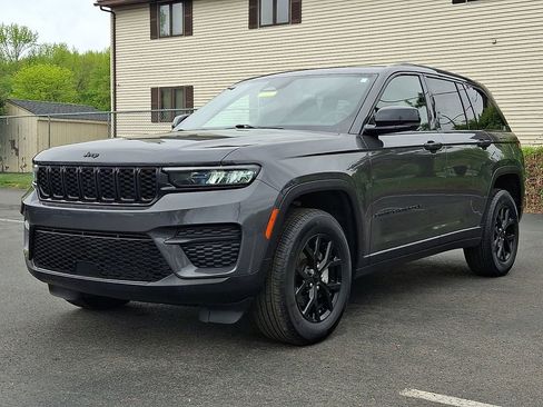 Used 2025 Jeep Grand Cherokee 4WD image 3