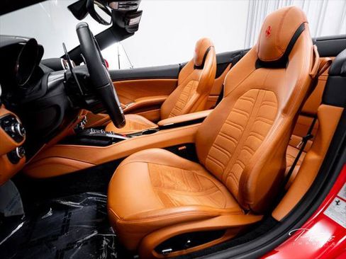 Used 2016 Ferrari California T RWD image 27