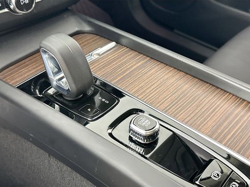 Used 2022 Volvo XC60 B5 Momentum w/ Protection Package Premier image 17