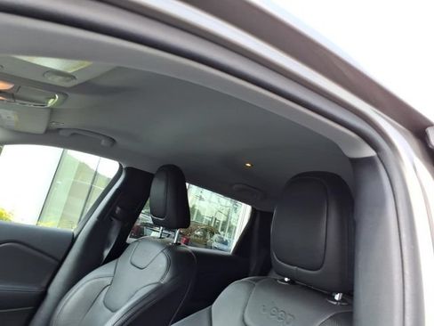 Used 2019 Jeep Cherokee Limited w/ Luxury Group AWD/4WD image 12
