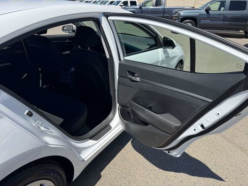 Used 2020 Hyundai Elantra SE w/ Cargo Package (C1) FWD image 16