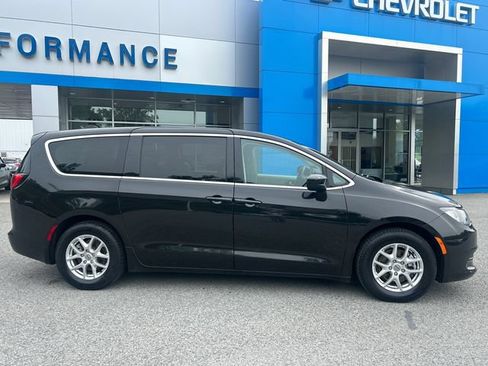 Used 2023 Chrysler Voyager LX FWD image 3