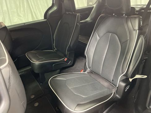 Used 2026 Chrysler Pacifica Limited FWD image 17
