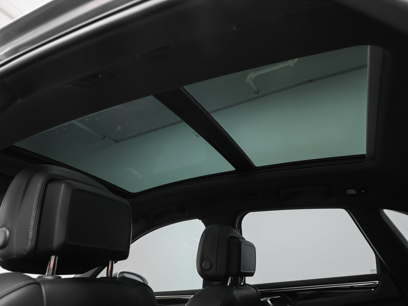 Certified 2023 Porsche Macan AWD/4WD image 39