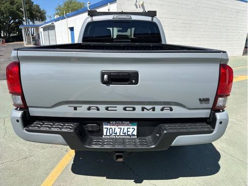 Used 2018 Toyota Tacoma TRD Off-Road w/ Technology Package image 9