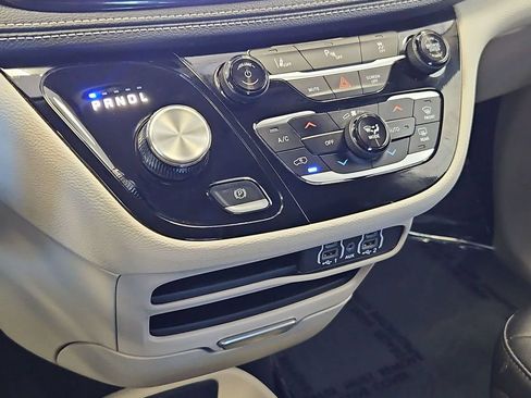 Used 2024 Chrysler Pacifica Limited FWD image 35