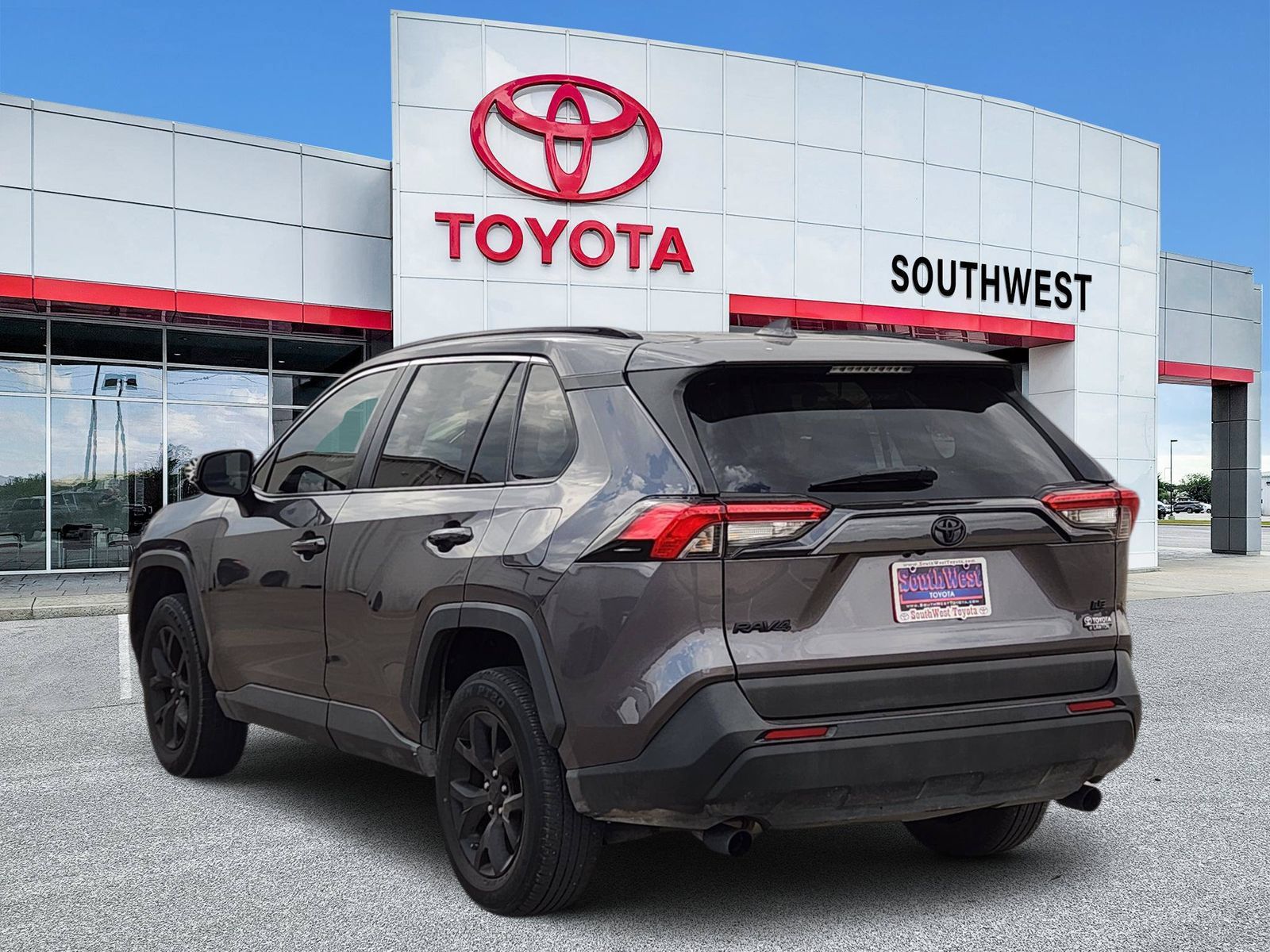 Used 2021 Toyota RAV4 LE FWD image 4