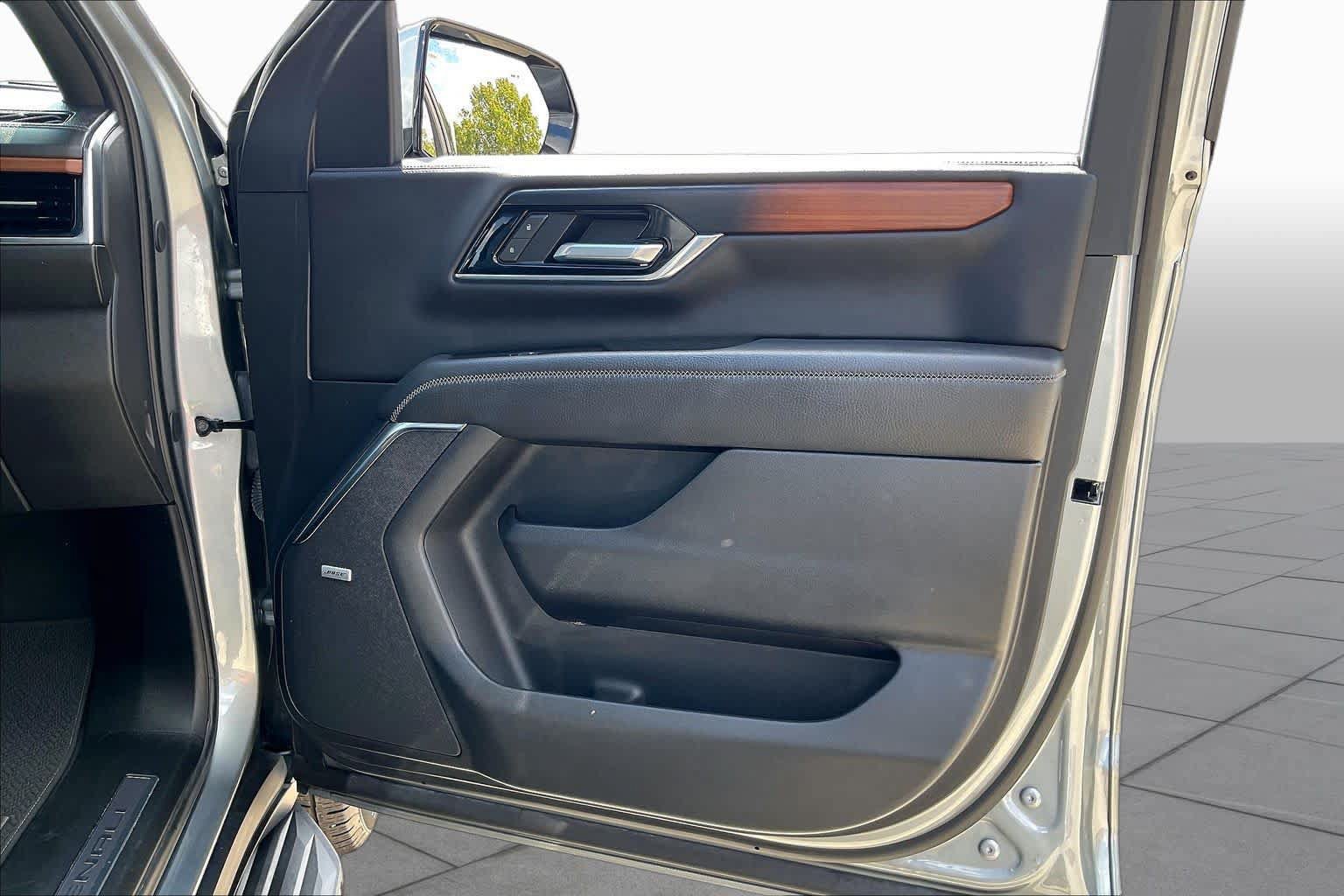 Used 2025 GMC Yukon Denali RWD image 22