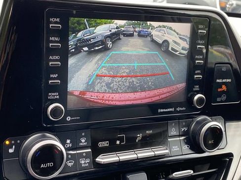 Used 2020 Toyota Highlander XLE image 7