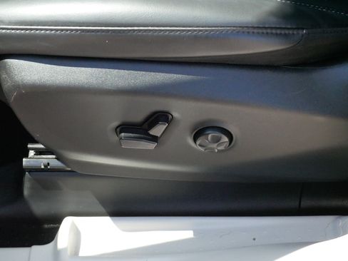 Used 2023 Chrysler Pacifica Touring-L FWD image 20