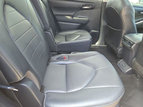Used 2020 Toyota Highlander XLE AWD/4WD image 19